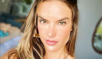 Alessandra Ambrosio, apariție răvășitoare în ziua aniversării a 40 de ani. Cu ce costum de baie s-a afișat brazilianca