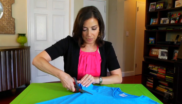 Face cateva taieturi intr-un tricou vechi. Rezultatul, un accesoriu de care femeile nu se pot lipsi