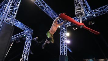 A dormit pe străzi, sub cerul liber, iar acum încearcă să sfideze limitele la Ninja Warrior România