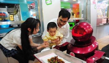 Chinezii au rezolvat problema bacsisului la restaurant. Uite ce chelner au gasit