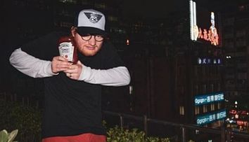 Ed Sheeran a insistat să joace într-o reclamă la ketchup. Ideea sa trăsnită i-a adus 300.000 de lire sterline