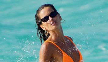 Brazilianca Izabel Goulart a făcut spectacol pe plajele din Caraibe! Ce costum de baie a ales