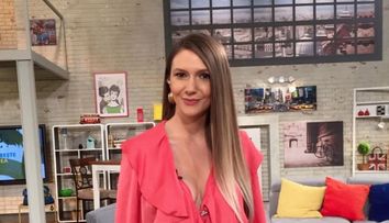 Adela Popescu, coafura simpla, dar de efect cu care a impresionat in direct la TV. Cum si-a impletit vedeta parul
