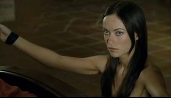 Olivia Wilde, topless si legata de maini in 