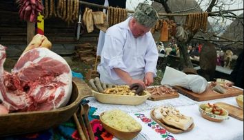 Un bărbat a murit la pomana porcului, imediat după ce a mâncat o bucată de carne! Motivul decesului