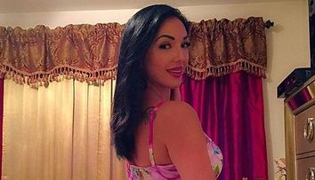 Talie de viespe, posterior apetisant si decolteu indraznet. Alexandra Harra s-a fotografiat in costum de baie