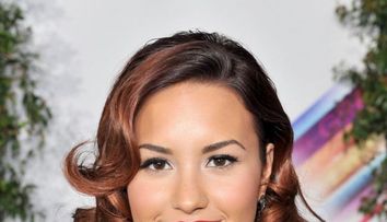 Demi Lovato, deformata in Photoshop. Formele ei i-au nemultumit pe editorii unei celebre publicatii. Vezi ce a iesit