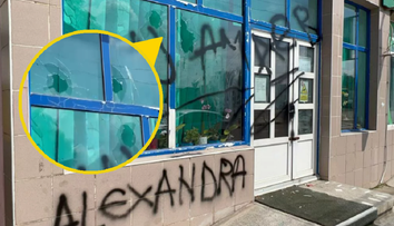 Geamuri sparte și mesaje de disperare pe cabinetul doctoriței care a ignorat-o pe Alexandra