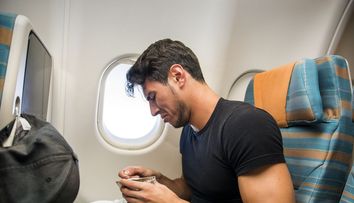 Surpriză de proporții pentru un însoțitor de zbor. Ce a găsit în mâncarea servită în avion