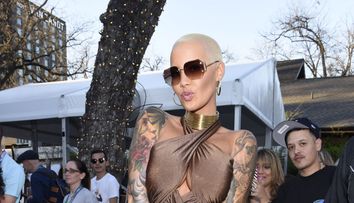Cea mai sexy iluzie optica: Amber Rose, intr-un costum mulat care o face sa para goala de la distanta