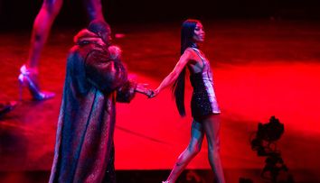 Imagini spectaculoase cu Usher și Naomi Campbell la concertul artistului! Supermodelul, apariție surpriză pe scenă în fața a 200.000 de oameni. În urmă cu 20 de ani s-a zvonit că au avut o aventură, însă cântărețul a negat totul