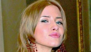Iulia Albu si gaina ei de companie: LouLou are pene de Phoenix si poarta Pampers: VIDEO