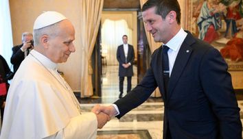 Cristian Chivu a dat mâna cu Papa Leon. Jucătorii echipei FC Inter Milano au fost binecuvântați de Suveranul Pontif: „Mulți tineri vă privesc ca pe niște eroi și exemple de urmat”