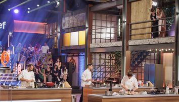 Finala MasterChef România,16 decembrie 2025. Începe prima probă a finalei sezonului 10. Foștii concurenți își exprimă la unison antipatia pentru Florin Drăgoiu și le fac galerie celorlalți doi finaliști: „Sper să plece după aperitiv”