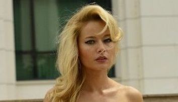 Laura Cosoi, o nasa de botez extrem de sexy. A atras toate privirile cu rochia sa rosie scurta si foarte decoltata: FOTO
