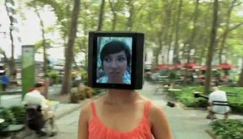 Femeia cu iPad-uri in loc de cap! Vezi despre ce este vorba. VIDEO