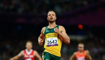 Oscar Pistorius, atletul fara picioare care a scris istorie la Jocurile Olimpice, acuzat ca si-a impuscat iubita
