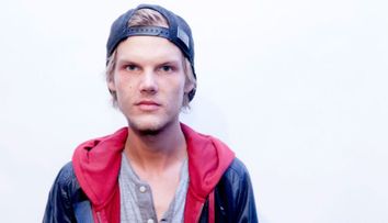 Moment emotionant la Premiile Billboard din acest weekend. Dj-ul suedez Avicii a fost comemorat de catre colegii sai