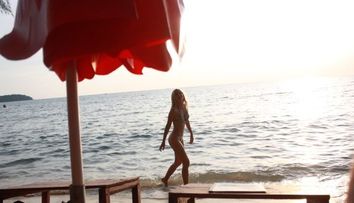 Dana Rogoz, sexy la plaja in Cambodgia: FOTO