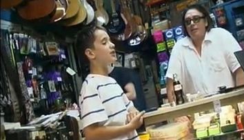 Este mai mic ca Justin Bieber, dar canta mult mai bine decat el! Vezi un <span style=