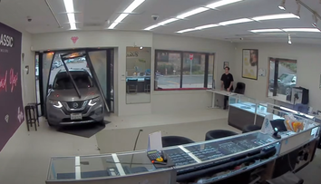 Momentul când hoții intră cu un SUV pe ușa unui magazin de bijuterii și dau o spargere de un milion de dolari. Ce au surprins camerele de supraveghere VIDEO