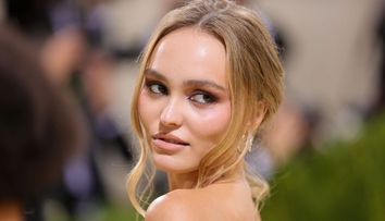 Lily-Rose știe cum să atragă atenția. Fiica lui Jonny Depp, apariție super sexy la plimbare prin New York