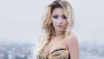Giulia revine cu un nou clip, primul de dupa nasterea fetitei ei, dar si cu un look de Barbie: VIDEO