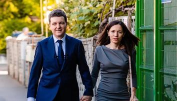 Mirabela Grădinaru a plecat cu cei doi copii în vacanță, însă fără Nicușor Dan! Cine o acompaniază pe Prima Doamnă în timp ce președintele se ocupă de țară: „A plecat cu...”