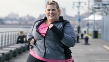Un model plus-size a fost aspru criticat dupa un shooting realizat pentru un brand sportiv