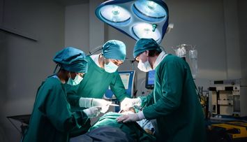 O adolescentă de doar 14 ani a ajuns să îi fie amputate trei membre, după ce a fost diagnosticată cu gripă. Cum a fost posibil
