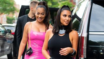 Kim Kardashian, expoziție de picioare la piscină cu cea mai bună prietenă