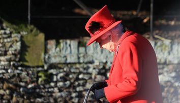 Nu se desparte niciodată de unele obiecte. Ce poarta în poșetă Regina Elisabeta a II-a