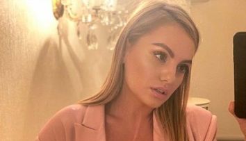 Alexandra Stan, fotografie de mii de like-uri în pat: Goală, acoperită cu un cearșaf, citește o revistă