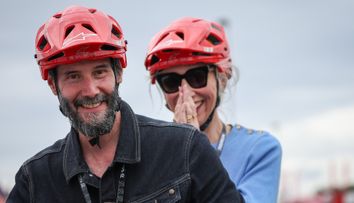 Iubirea l-a întinerit pe Keanu Reeves! Ipostază rară în care a fost surprins alături de iubita Alexandra, la o cursă Moto GP din Germania