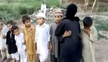 Copiii din Pakistan se joaca de-a atentatul sinucigas cu bomba! VIDEO