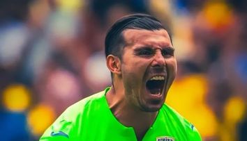 Florin Niţă, un adevărat erou. Portarul român i-a salvat viaţa unui adversar care s-a prăbuşit pe teren - VIDEO