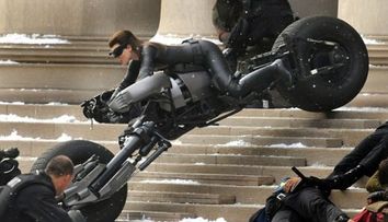 Accident spectaculos pe platourile de la The Dark Knight Rises: Catwoman a distrus o camera IMAX de jumatate de milion de dolari!