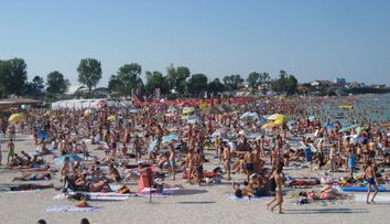Barosan la Costinești. A venit pe plajă cu șuncă afumată de acasă și a atârnat-o de umbrelă
