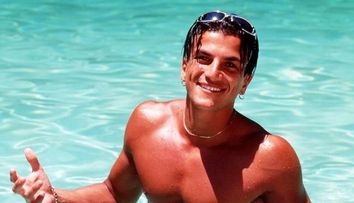 Era idolul adolescentelor in urma cu 15 ani. Cum arata in prezent cantaretul cu cel mai celebru abdomen, Peter Andre