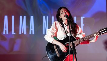 Alma Nicole, finalista lui Tudor Chirilă de la Vocea României, a lansat primul ei single