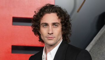 La 35 de ani, Aaron Taylor-Johnson este favorit pentru rolul James Bond. Cum arată soția lui, în vârstă de 60 de ani. Cei doi s-au cunoscut când el era minor