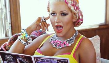 Christina Aguilera, super sexy la filmarile noului videoclip. Sumar imbracata, vedeta isi etaleaza talia si abdomenul incredibil de plat