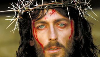 Cum arata acum actorul din Iisus din Nazaret. Robert Powell, la 45 de ani de la aparitia filmului lui Franco Zeffirelli