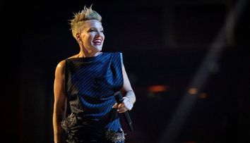 Pink, apariție excentrică în cel mai „ridicol” costum de baie. Cum a pozat-o Carey Hart