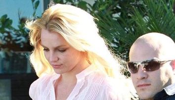 Britney Spears, la shopping prin Los Angeles cu bodyguardul dupa ea! FOTO