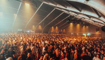 Plouă la Bonțida: Electric Castle 10 debutează cu ploaie de beat-uri, pași de dans și distracție