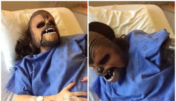 Era in travaliu cand a decis sa poarte o masca a celebrului Chewbacca din Star Wars. Urmeaza 11 secunde de ras garantat