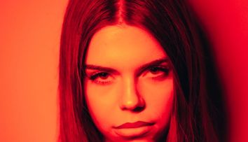 Alessiah lansează „Addicted”, al doilea single de pe albumul Obscentra: „Această piesă este despre haosul pe care uneori îl alegem în locul vindecării”