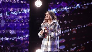 Românii au talent 2023: Rebeca Bană, tânăra de 21 de ani care și-a cântat durerea și a fost aplaudată în picioare