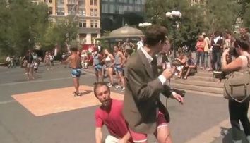 Un reporter a ramas in chiloti in timpul unei transmisiuni live. VIDEO